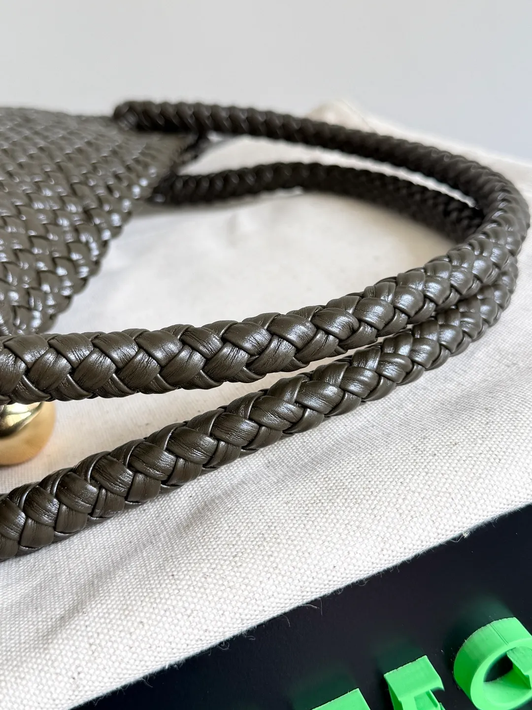 Batch 5760 BV collectible small woven handbags are really YYDS!! Bottega Veneta’s most classic small woven handbags are back! ! Colorful macaron color combination, super heavy craftsmanship. We use the highest quality leather with the highest craftsmanship❤️ to create the most precious works. We created the original Intrecciato leather weaving process❤️ This unique traditional exclusive leather weaving method has not only become our logo, but also reflects the time-consuming and labor-intensive craftsmanship of our products❤️ The new TOSCA handbag It must be a selection worth collecting🆕⚠️⚠️Baby, malachite, pearl, spotted stone can be sold individually and can be assembled by yourself. Style number: 716974 Size: 27*9*18cm